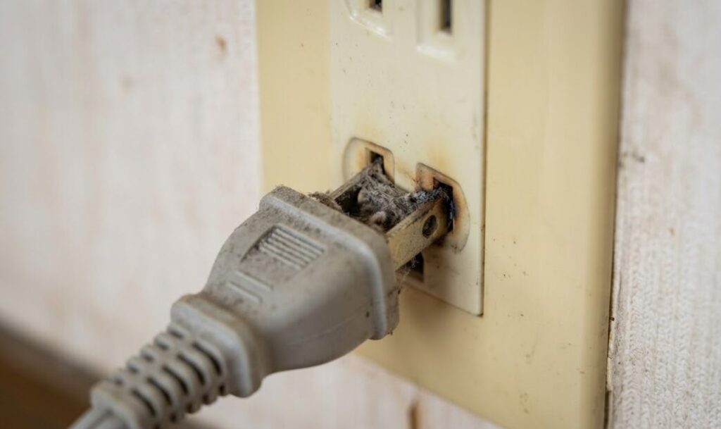 トラッキング現象による火災の危険性を警告する、ホコリが溜まったコンセント周り