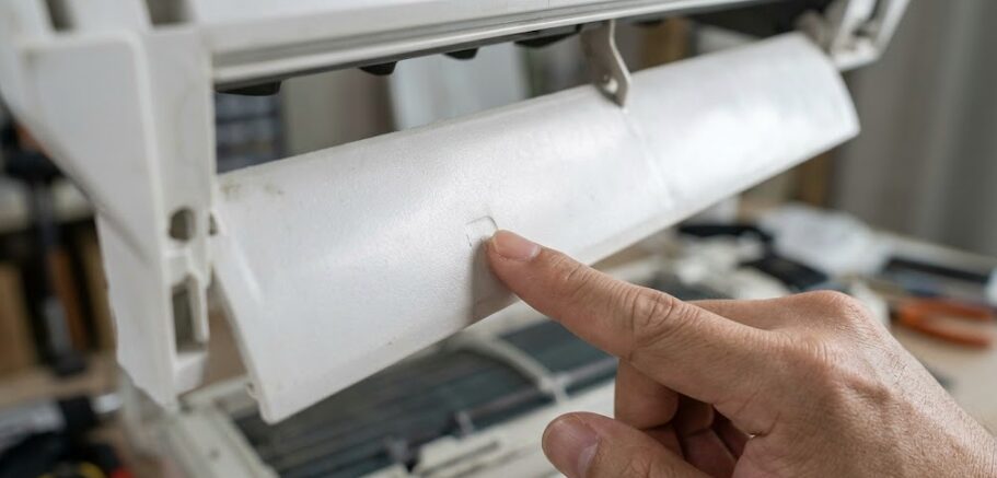 エアコンルーバー裏面のプラスチック素材を示す刻印の確認箇所