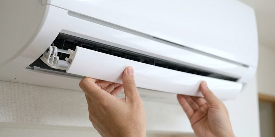 ルーバーの中央をたわませてエアコン本体から安全に取り外す部品交換のプロセス