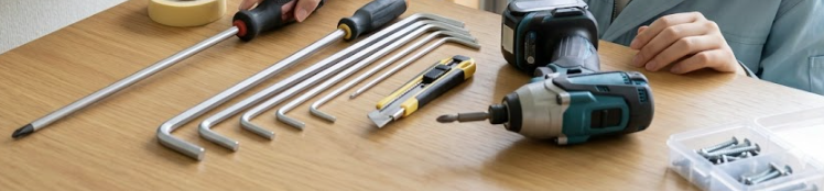 エアコンのシロッコファン取り外しに必要な、軸長の長いプラスドライバー、ロング六角レンチ、インパクトドライバーなどの専門工具セット。