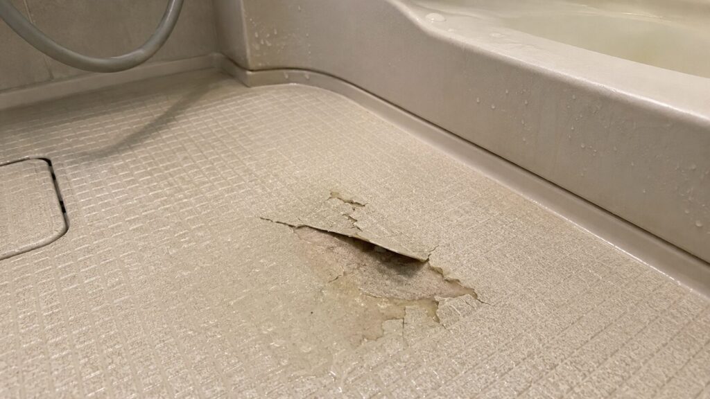ユニットバスの床の傷から水が浸入し、剥がれが広がる原因