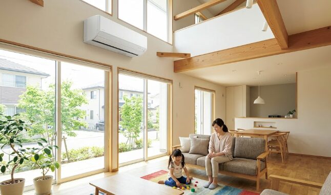日当たりが良く天井の高い広々とした日本のリビングルームと、空間に合ったサイズのエアコン。適切な能力選びのイメージ。