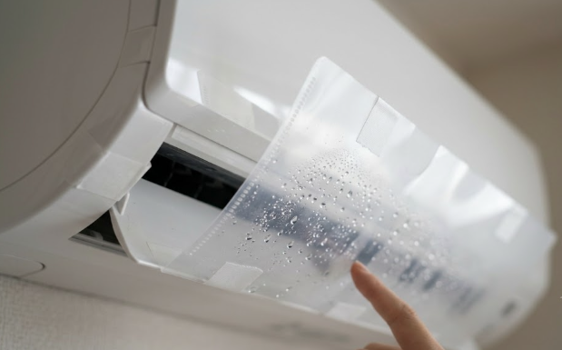自作したクリアファイルの風よけ表面に付着した、結露による多数の水滴。